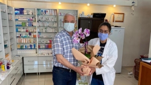 Eczacılar gününde başkan Bilgin'den eczacıya çiçek
