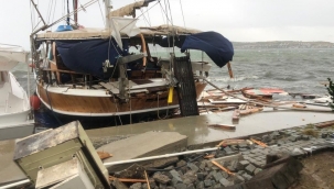 Fırtına Ayvalık 'ta yaşamı felç etti