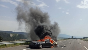 Otobanda bariyerlere çarpan lüks otomobil yandı