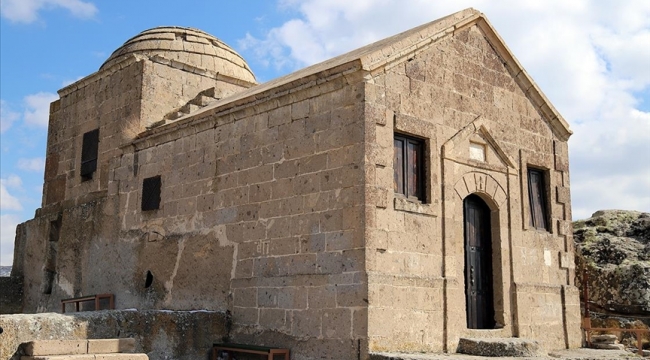 Taş oyma, kızlar manastırı ziyaretçilerini bekliyor