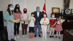 Yarışmada dereceye giren öğrenciler ödüllerini aldı