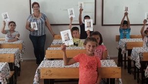 CHP'liler Göçek ilkokuluna bayrak,perde,dolap hediye etti 