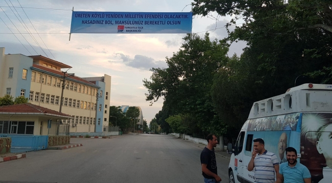 CHP'ller Turgutlu'da çiftçiler yeniden milletin efendisi afişi astı