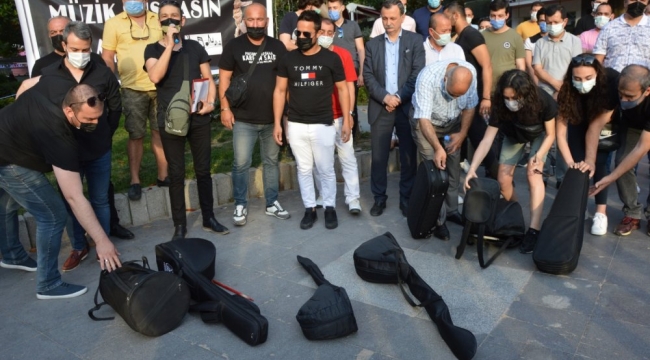 Müzisyenler eylemde 