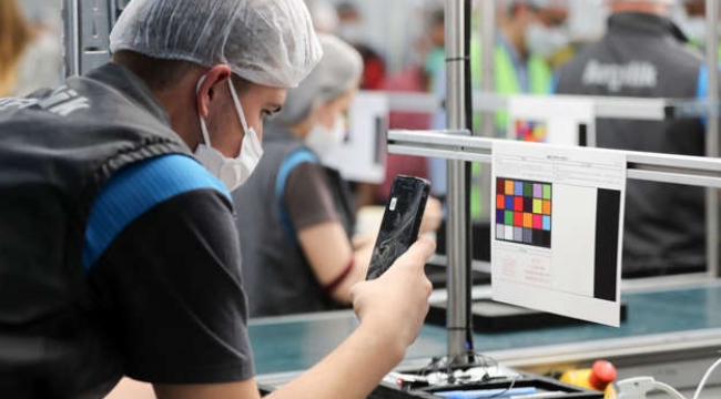 TCL,Türkiye'de ürettiği ilk akıllı telefonu TCL 20 SE'yi tanıttı.