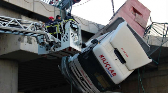 TIR köprüde asılı kaldı