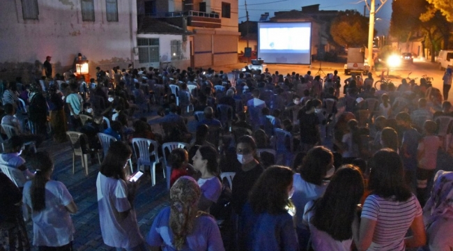 Akhisar'da açık hava sinema akşamları başladı