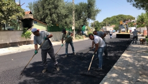 Akhisar'da arazi yollarının bakımı ile kentiçi asfatlama sürüyor
