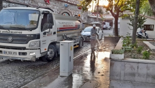Akhisar'da belediye kenti baştan aşağı dezenfekte ediyor