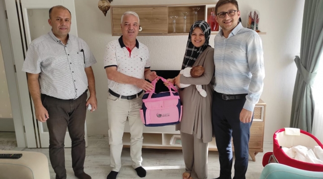 Ayaz ve Eda bebeği hediyeleri başkan Bilgin'den