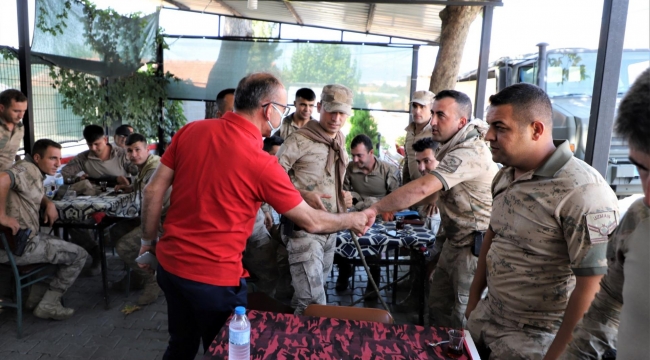 Başkan Akın'dan arama ekiplerine moral ziyareti
