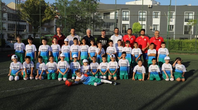 Başkan Bilgin,okulda eğitim alan minik futbolcuları ziyaret etti