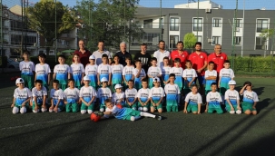 Başkan Bilgin,okulda eğitim alan minik futbolcuları ziyaret etti