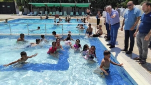 Başkan Bilgin söz verdi çocuklar havuzda ücretsiz yüzdü