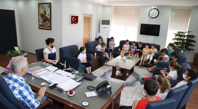 Çocukların zor yerel yönetim soruları başkan Bilgin'i terletti