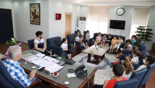 Çocukların zor yerel yönetim soruları başkan Bilgin'i terletti