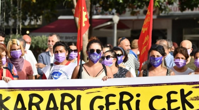 Kadınlar 'kararı geri çek' pankartıyla yürüdü