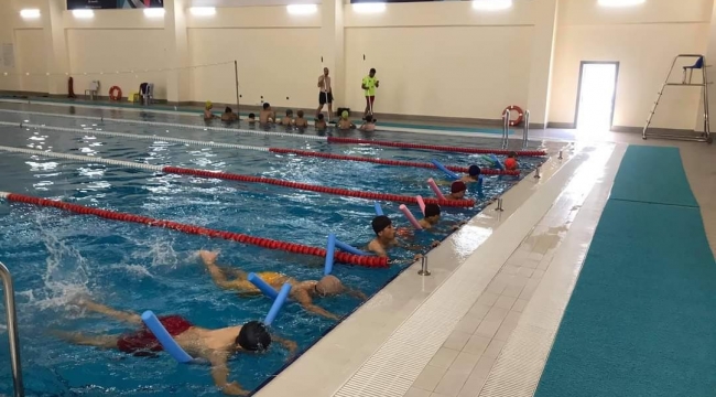 Kula'da "yüzme bilmeyen kalmasın" kursundan 800 öğrenci eğitiliyor