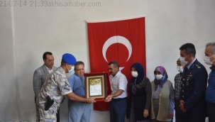 Şehit teğmen Osman Alp'in ailesine şehadet belgesi 