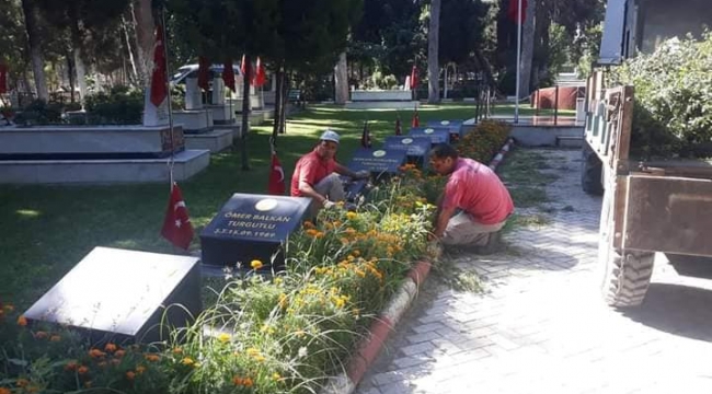Şehitlikte bayram öncesi temizlik