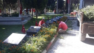 Şehitlikte bayram öncesi temizlik