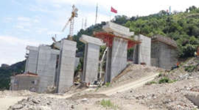 Yol, 22 köprülü kavşak ,6 hemzemin kavşak,17 tünelle 24 köprüden oluşuyor