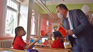 Akhisar Belediyesinden öğrencilere kırtasiye yardımı