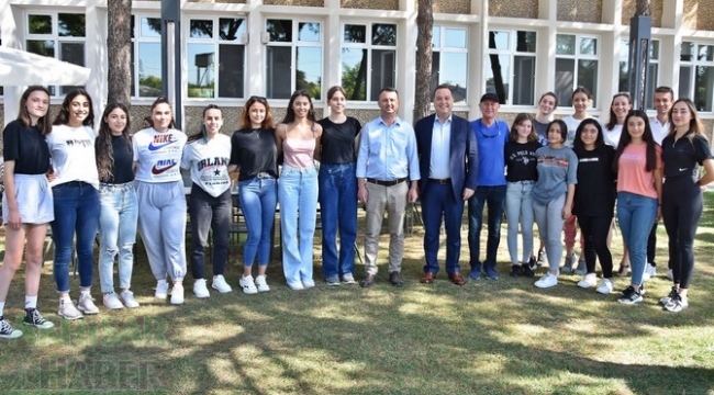 Akhisar'ı temsil edecek kız voleybol takımı kuruldu.