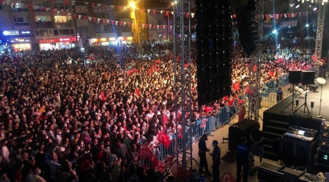 Alaşehir'de 30 Ağustos kutlamalarında alanda boş yer kalmadı