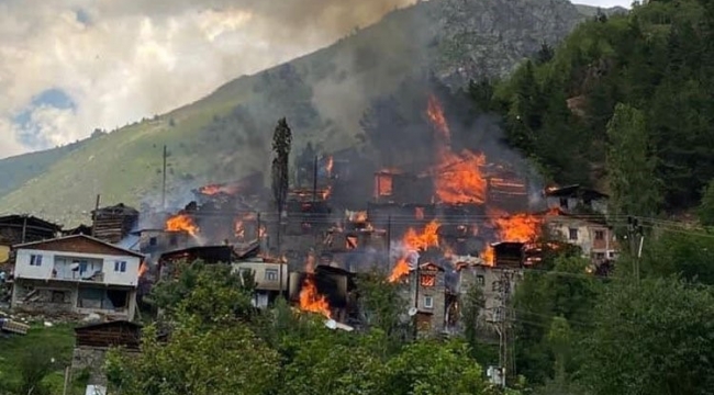 Artvin'de kontrol altına alınan yangında: 33 ev,5 samanlık kül oldu