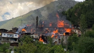 Artvin'de kontrol altına alınan yangında: 33 ev,5 samanlık kül oldu