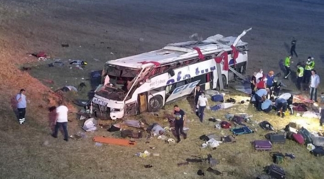 Balıkesir'de korkunç kaza 15 kişi öldü,17 kişi yaralandı
