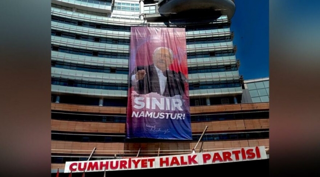 CHP Genel merkezine dev afiş asıldı