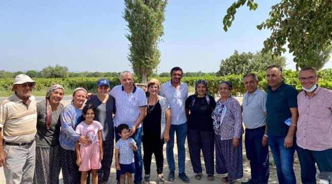 CHP'liler fiyat bekleyen üzüm üreticileriyle buluştu
