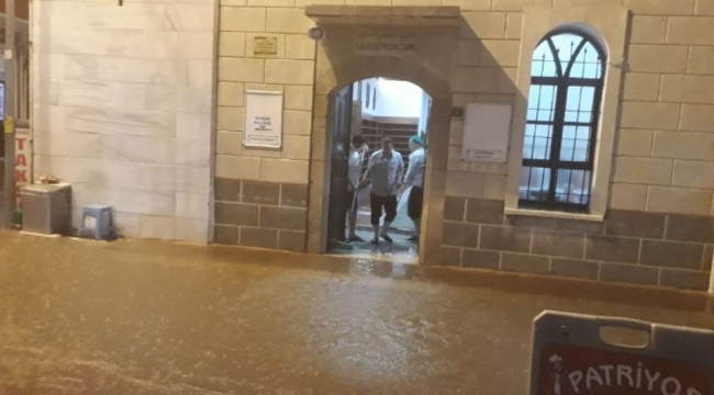 Kastamonu'da cami ve işyerlerini su bastı