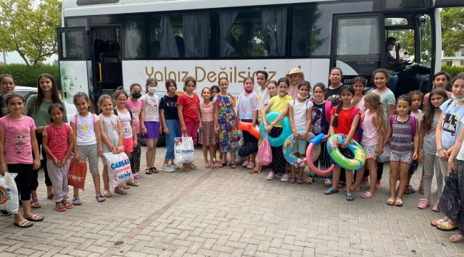 Kız öğrenciler havuzda gönüllerince eğlendi