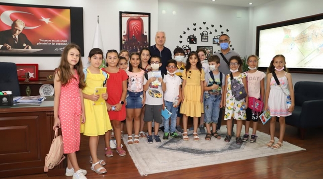 Öğrenciler başkan Bilgi'ni zor sorularla terletti