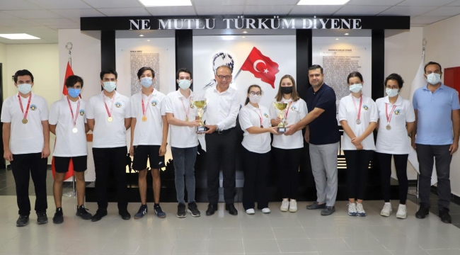 Satranç şampiyonu sporculardan Başkan Akın'a ziyaret
