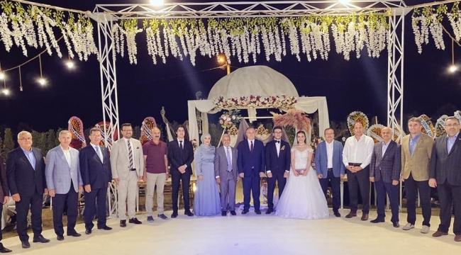 Siyasileri buluşturan düğün