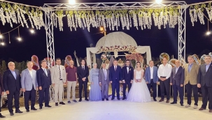 Siyasileri buluşturan düğün