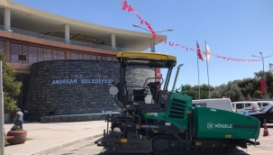 Akhisar Belediyesi asfalt serme makinası aldı