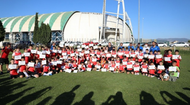 Akhisar Belediyesi Yaz Spor Okulları öğrencileri sertifikaları aldı