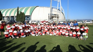 Akhisar Belediyesi Yaz Spor Okulları öğrencileri sertifikaları aldı