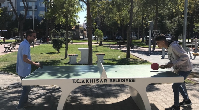 Akhisar'da masa tenisi ve santraç masalarına büyük ilgi