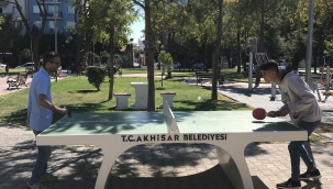 Akhisar'da masa tenisi ve santraç masalarına büyük ilgi