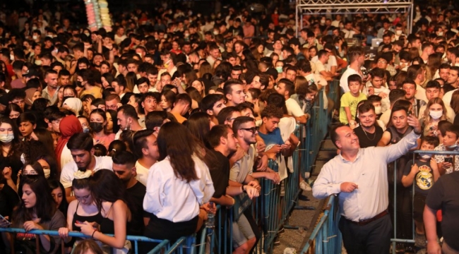 Akhisarlılar Melek Mosso ile coştu
