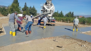 Alaşehir'de belediye mahallelerin eksiklerini tamamlıyor