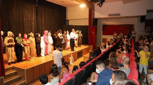 Başkan çocuklarla tiyatro izledi