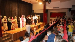 Başkan çocuklarla tiyatro izledi