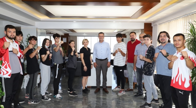 Başkan Öküzcüoğlu, şampiyon sporcuları ödüllendirdi